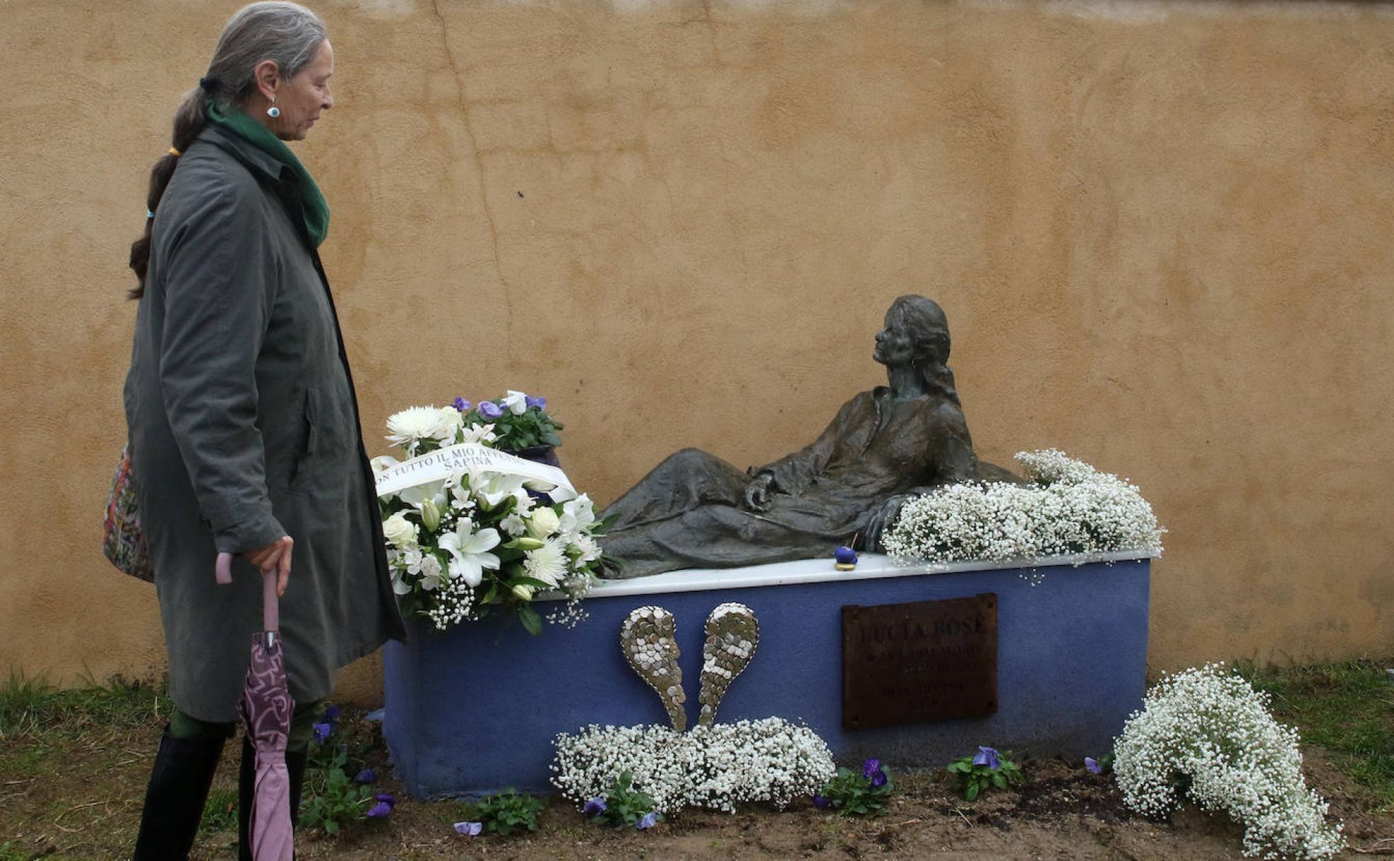 Una tumba de color azul en Brieva para las cenizas de Lucía Bosé El